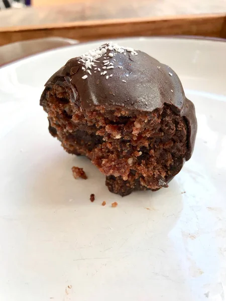 Ahşap Tepsi ile Kağıt üzerinde Hindistan Cevizi Tozu ile Çikolata Truffle Topları.