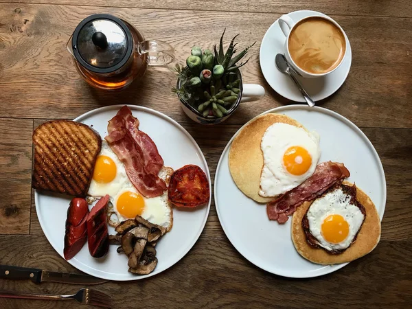 Aussie / Australian Café da manhã com brinde Brioche, ovos fritos, salsicha de bacon crocante, panquecas salgadas e cogumelos . — Fotografia de Stock