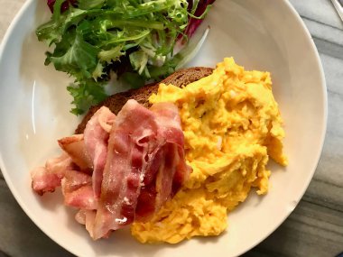 Kahvaltıda Pastırma ve Salata ile Çırpılmış Yumurta.