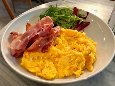 Kahvaltıda Pastırma ve Salata ile Çırpılmış Yumurta.
