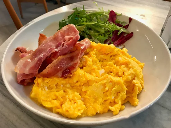 Ovos mexidos com bacon e salada para o café da manhã . — Fotografia de Stock