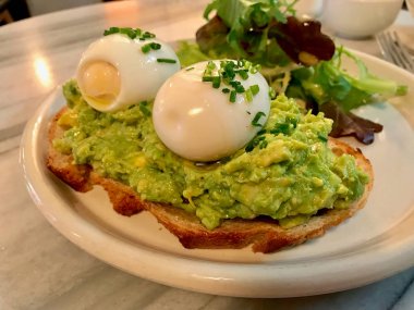 Ekmek Dilimi ile Haşlanmış Yumurta ile Parçalanmış Avokado Tartine Yapıştır.