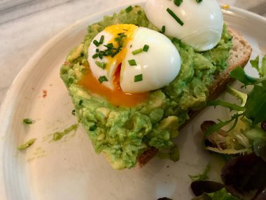 Ekmek Dilimi ile Haşlanmış Yumurta ile Parçalanmış Avokado Tartine Yapıştır.
