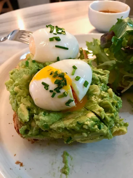 Pasta de tartina de aguacate machacada con huevos hervidos con rebanada de pan . —  Fotos de Stock