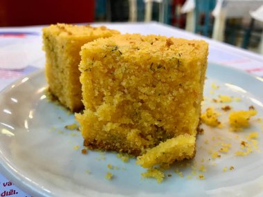 Türk Mısır ekmeği / Misir Ekmegi Tabakile servis edilir.