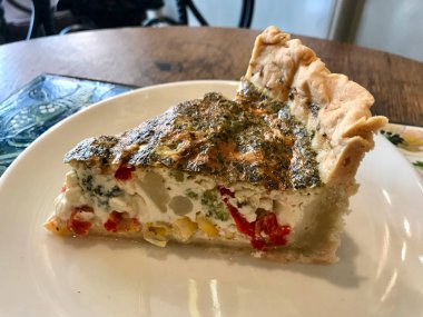 Quiche Tart Kis / Sebze Pasta Dilim Restoranda Tabak ile Servis.