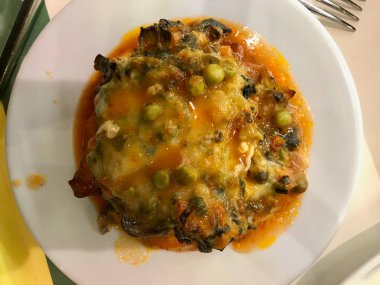 Restoranda Beşamel Soslu Tavuk Göğsü ve Sebze Ler Servis Ediliyor.