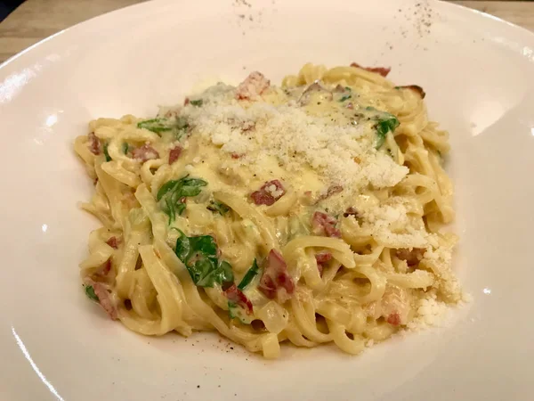 Карбонара спагетти-паста с сыром пармезан — стоковое фото