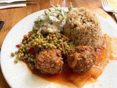 Mung Fasulye, Köfte, Yoğurtlu Purslane Salatası ve Mantarlı Pilav / Pilav lı Türk Zeytinyağlı Sağlıklı Gıda Tabağı. 