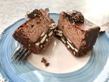 Fındık Tozu ile Çikolata Kaplı Mozaik Bisküvi Kek 