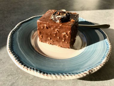 Fındık Tozu ile Çikolata Kaplı Mozaik Bisküvi Kek 