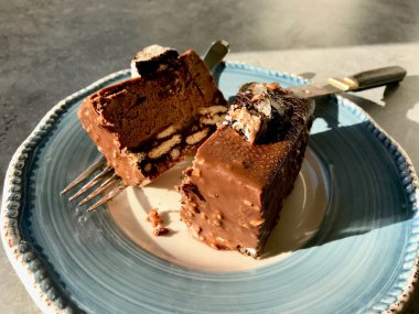 Fındık Tozu ile Çikolata Kaplı Mozaik Bisküvi Kek 