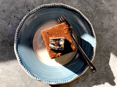 Fındık Tozu ile Çikolata Kaplı Mozaik Bisküvi Kek 