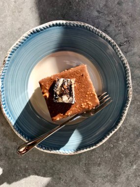 Fındık Tozu ile Çikolata Kaplı Mozaik Bisküvi Kek 