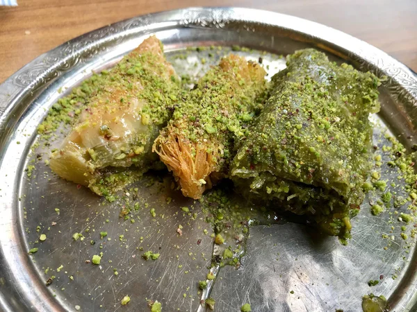 Postre árabe tradicional Baklava con polvo de pistacho en placa de plata —  Fotos de Stock