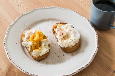 Ahşap Yüzey üzerinde Baharat ve Ekmek ile Ev Yapımı Haşlanmış Yumurta genellikle Kahve ile servis