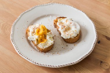 Ahşap Yüzey üzerinde Baharat ve Ekmek ile Ev Yapımı Haşlanmış Yumurta genellikle Kahve ile servis