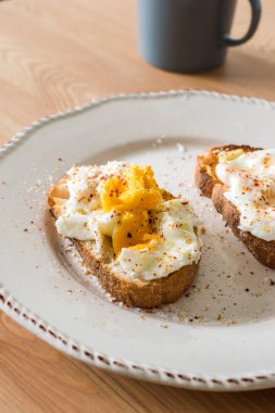 Ahşap Yüzey üzerinde Baharat ve Ekmek ile Ev Yapımı Haşlanmış Yumurta genellikle Kahve ile servis