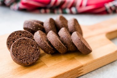 Ahşap Tahta da Kakaolu Çikolatalı Haşhaşlı Tohumkurabiye.