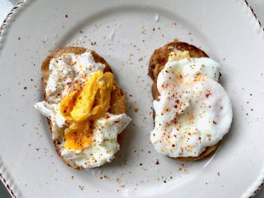 Ahşap Yüzey üzerinde Baharat ve Ekmek ile Ev Yapımı Haşlanmış Yumurta genellikle Kahve Hazır ile servis 