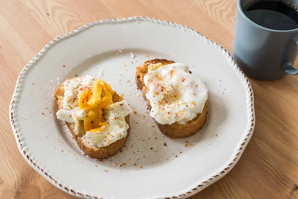 Ahşap Yüzey üzerinde Baharat ve Ekmek ile Ev Yapımı Haşlanmış Yumurta genellikle Kahve ile servis