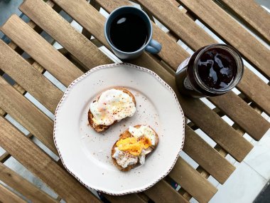 Ahşap Yüzey üzerinde Baharat ve Ekmek ile Ev Yapımı Haşlanmış Yumurta genellikle Kahve ile servis