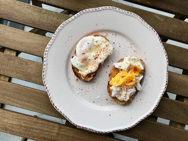 Ovos escalfados caseiros com especiarias e pão na superfície de madeira geralmente servidos com café — Fotografia de Stock