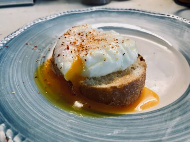 Kahvaltıda Tost Ekmeğinde Baharatlı Haşlanmış Yumurta.