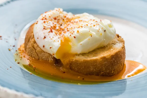 Яйцо на завтрак со специями на тосте . — стоковое фото