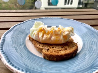 Kahvaltıda Tost Ekmeğinde Baharatlı Haşlanmış Yumurta.
