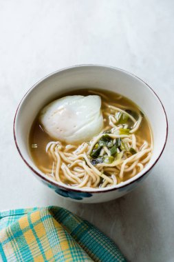 Haşlanmış Yumurta ile Ev Yapımı Japon Ramen Noodle.