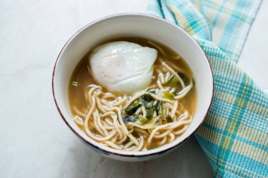 Haşlanmış Yumurta ile Ev Yapımı Japon Ramen Noodle.