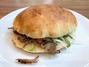 Türk Pide Döner Sandviç / Geleneksel Fast Food.