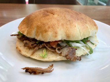 Türk Pide Döner Sandviç / Geleneksel Fast Food.