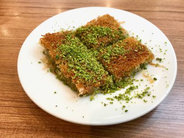 Türk Tatlısı Kadayif antep fıstığı tozu ikram