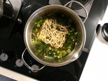 Buhar ile Potramen Noodle Pişirme.