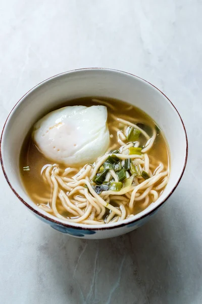 ポーチドエッグを使った自家製ラーメン. — ストック写真