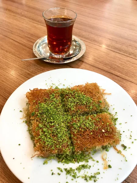 Turkish Dessert Kadayif served Pistachio Powder — Stock Photo, Image