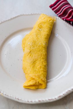 Fransız Omlet kahvaltı için Tabak ile servis.