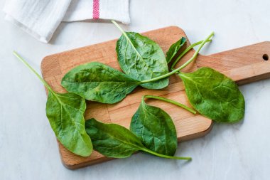 Ahşap Tahtada Taze Bebek Ispanak Yaprakları.