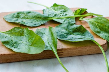 Ahşap Tahtada Taze Bebek Ispanak Yaprakları.
