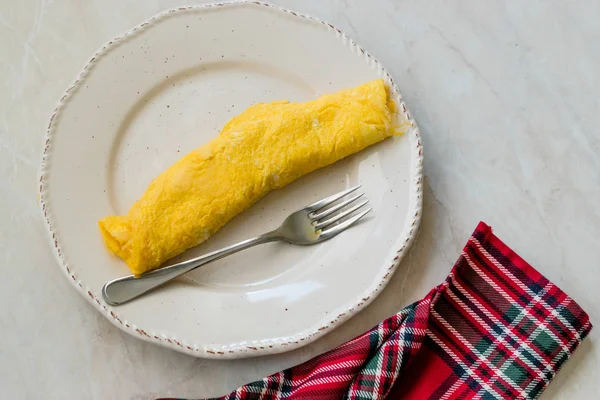 Французская омлет подается с тарелкой на завтрак . — стоковое фото