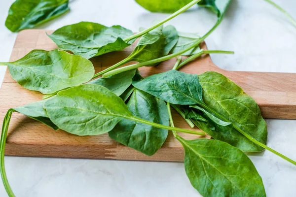 Fresh Baby Spinach Leaves on Wooden Board. — Stock Photo, Image