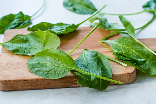 Fresh Baby Spinach Leaves on Wooden Board. — Stock Photo, Image