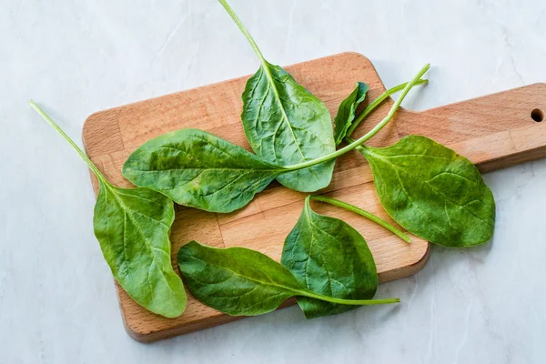 Fresh Baby Spinach Leaves on Wooden Board. — Stock Photo, Image