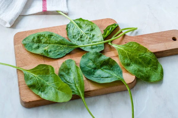 Fresh Baby Spinach Leaves on Wooden Board. — Stock Photo, Image