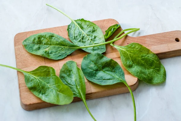 Fresh Baby Spinach Leaves on Wooden Board. — Stock Photo, Image