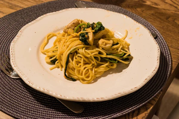 Homemade Spaghetti with Baby Spinach and Chicken at Dinner Table — Stock Photo, Image