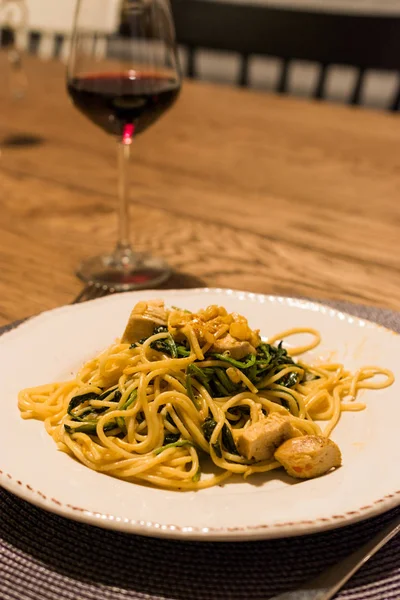 Akşam Yemeğinde Bebek Ispanak ve Tavuk ile Ev Yapımı Spagetti