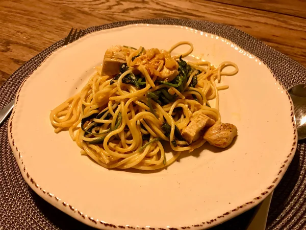 Akşam Yemeğinde Bebek Ispanak ve Tavuk ile Ev Yapımı Spagetti